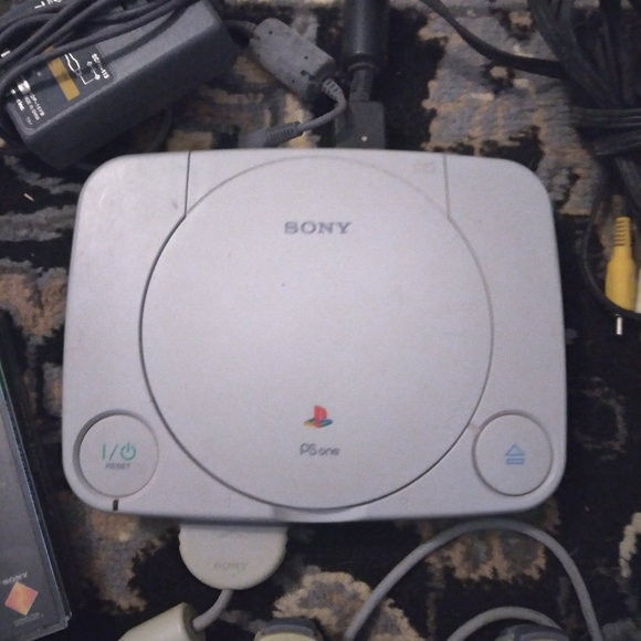 Sony PSone Mini Console with original controller and cables +FREE game - Picture 2 of 5